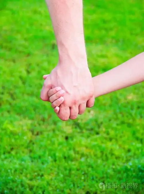 父亲牵着女儿的手