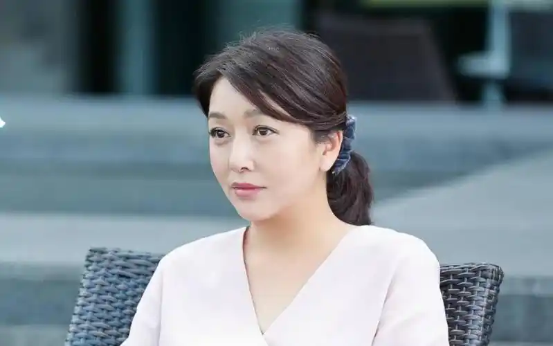 曾与小9岁靳东同居5年,却被女儿反对分手,今嫁马伊琍前男友