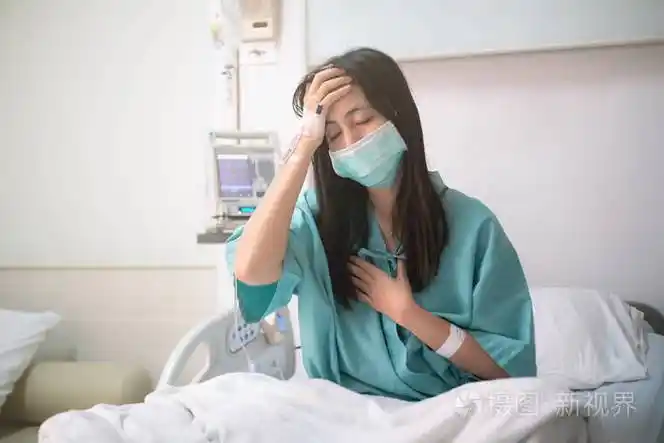 住院的年轻妇女病人坐在床上照片-正版商用图片09pwnk-摄图新视界