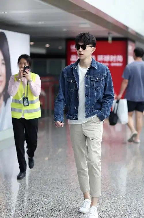 邓伦休闲帅气机场图片