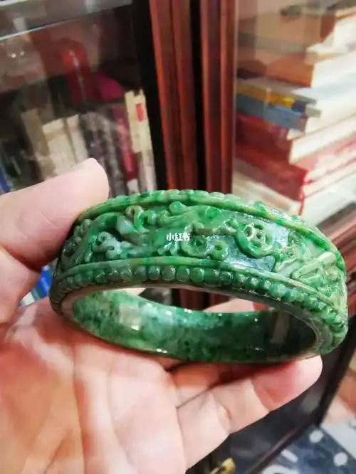 翡翠花青雕花手镯,这只绿的辣眼