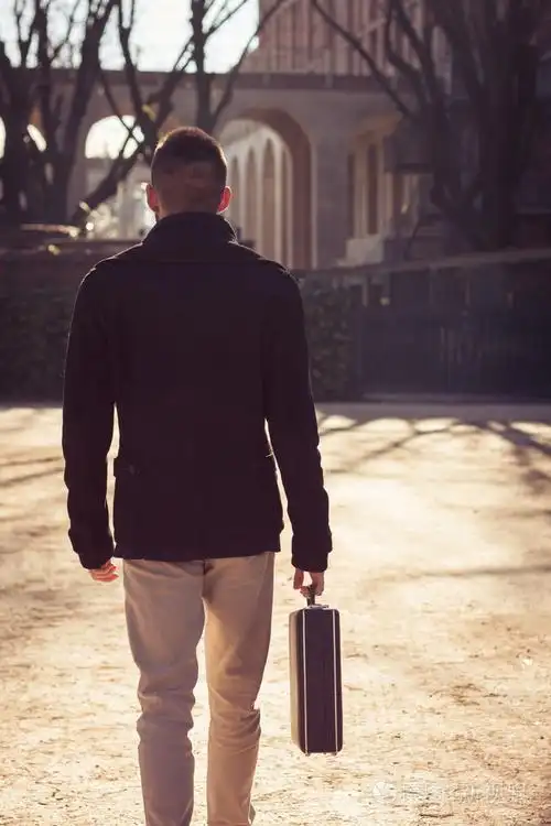 英俊的年轻男子独自行走