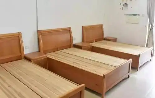 由于距离教学楼比较远,早上就不能睡懒觉啦 三人间的宿舍,自带电梯.