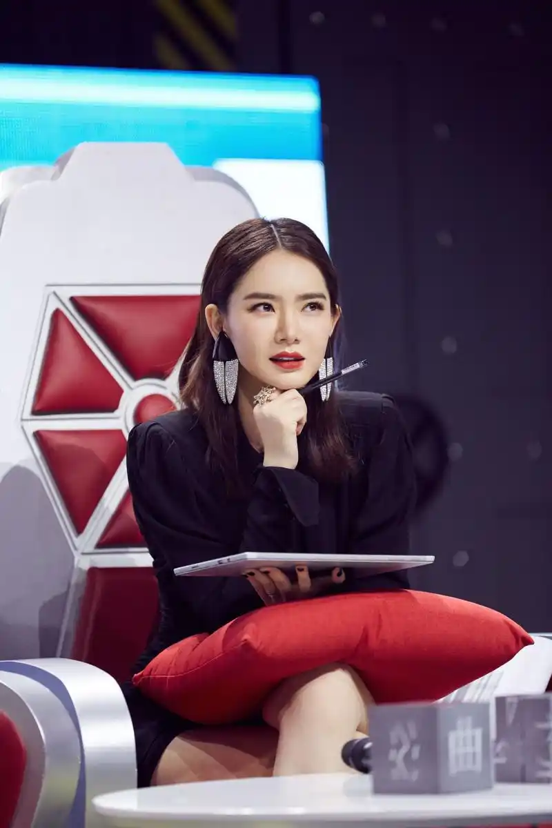 戚薇魏坤琳《最强大脑》现场频互动组建"科学 lucky"林之队