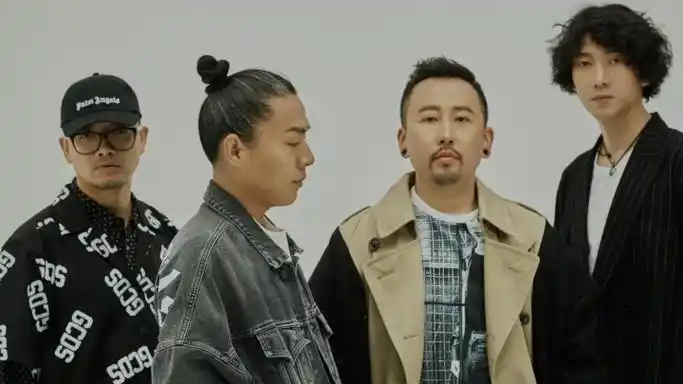 去年一次偶然的机会,在朋友的聚会上,周路莎认识了痛仰乐队主唱高虎.