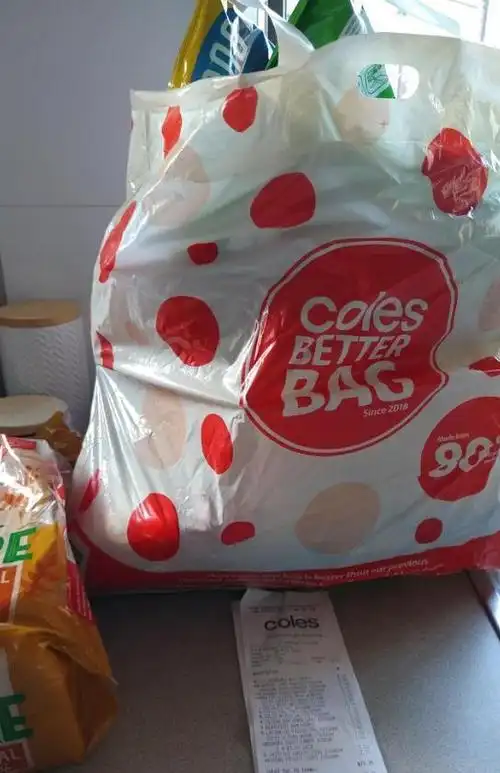 本周,一名购物者在reddit上分享了一张照片,吐槽现在购买一袋杂货竟