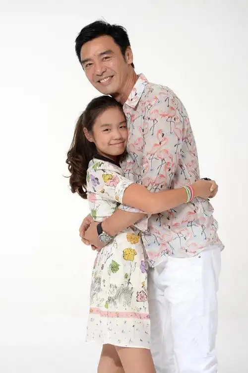 钟镇涛爱女初长成录制新歌感谢父母