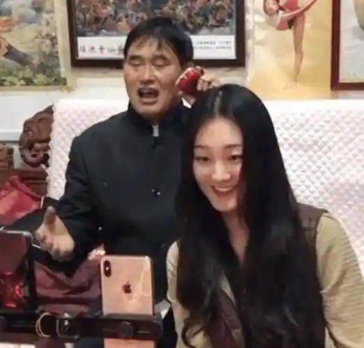 原创大衣哥朱之文田间劳作的视频是摆拍网友滤镜碎一地