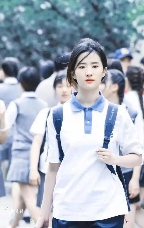 穿上校服的刘亦菲好美真得让粉丝们惊艳不已