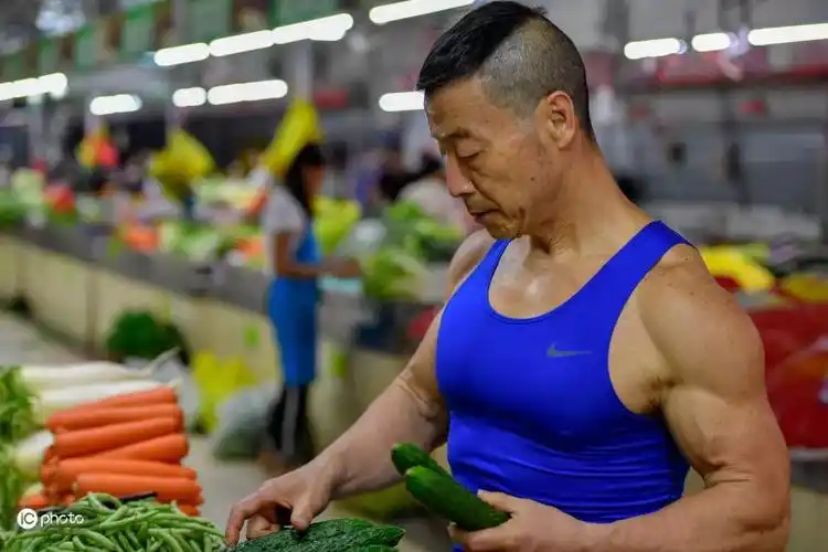 图片来源:ic photo杨新民在健身房训练,看似轻松的举哑铃,背后是常年