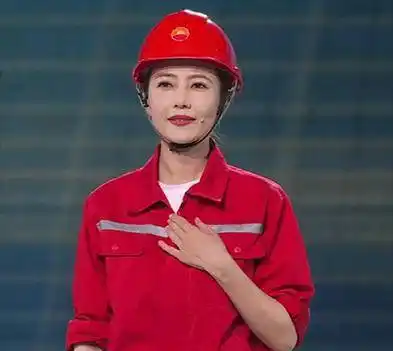 高圆圆身穿石油工人的红色制服,戴着同色安全帽,精神抖擞,这身搭配使