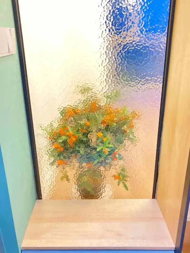 入户的仪式感被水波纹玻璃给拿捏了  后面又放了绿植  仿真花 - 抖音