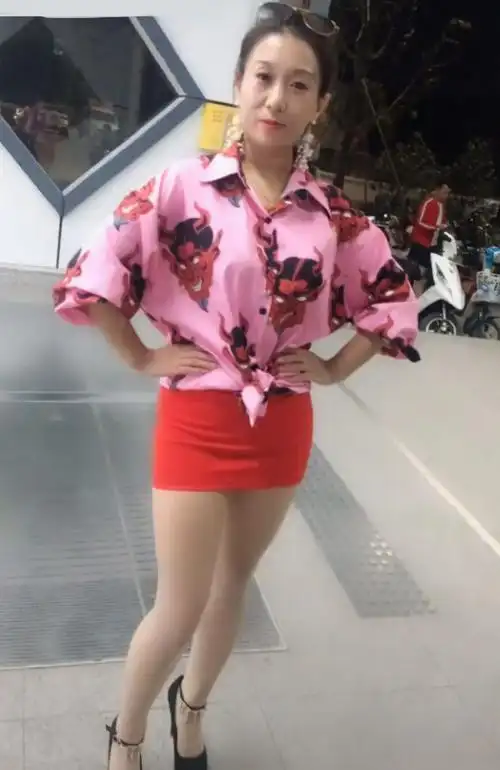 这大妈为上抖音热门下半身只裹条洗脸巾网友腿还可以