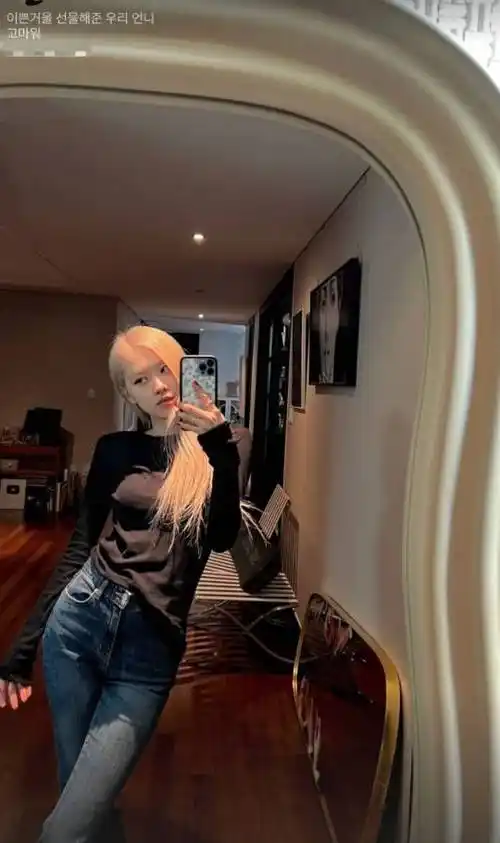 blackpink成员ros07对镜自拍大秀出众美貌和完美比例身材