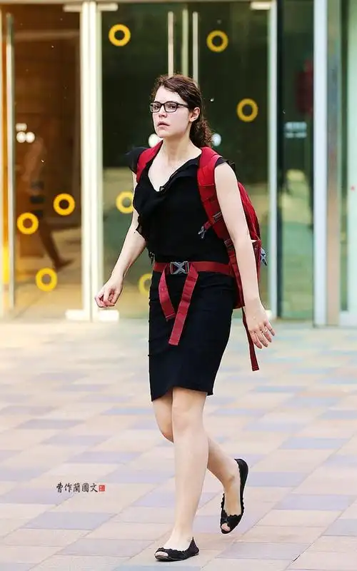 街拍选择鱼嘴口鞋子的美女更多女人味儿