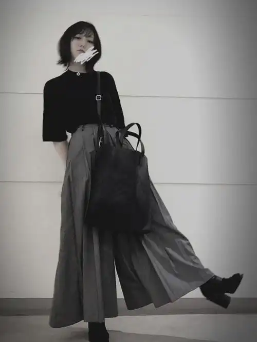 搭配灰色系單品的女性時尚穿搭總