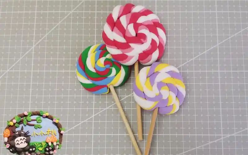 乐桃桃创意手工:超简单的粘土棒棒糖来咯!你喜欢哪个口味呢
