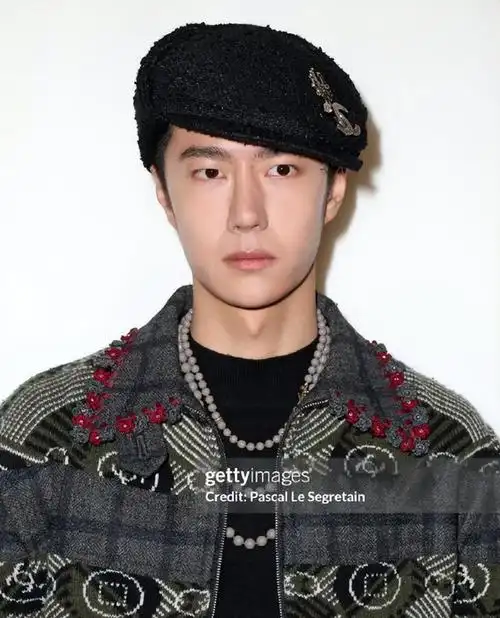 巴黎这一夜,杨幂的腿,唐嫣的脸,都败给了"膀大腰粗"的刘亦菲