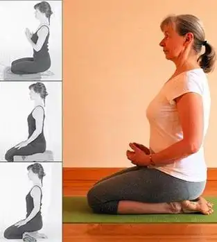 自我复位之——坐姿图中这个姿势是瑜珈中的金刚坐姿(vajrasana),大概