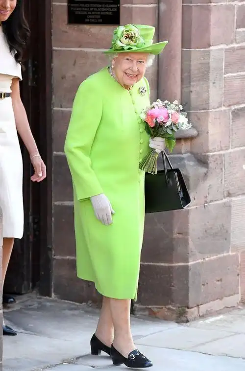 94岁英国女王走路没问题,穿身嫩绿色套装,曲线真是越发显富态