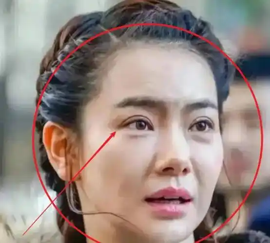 拜托,别再尬吹女明星的颜值了,美不美,先露个脑门,擦掉粉再说_化妆