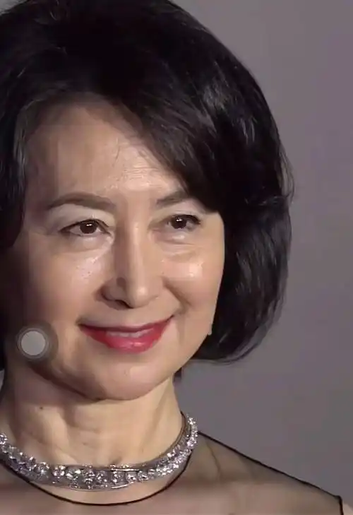 琼出席慈善活动,和妹妹何超盈合影,脸上细纹都是美丽风景_父亲_何鸿燊