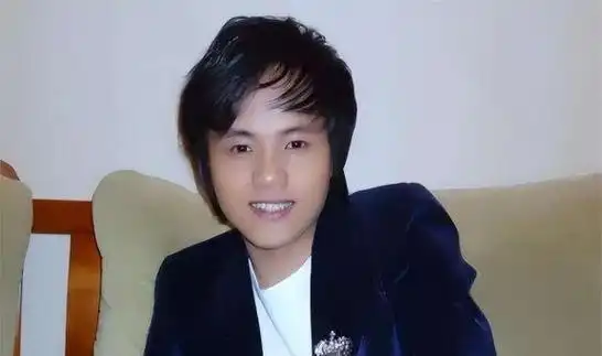 15岁就办演唱会,一首歌赚2亿,春晚邀请都不去,但没人说他摆谱