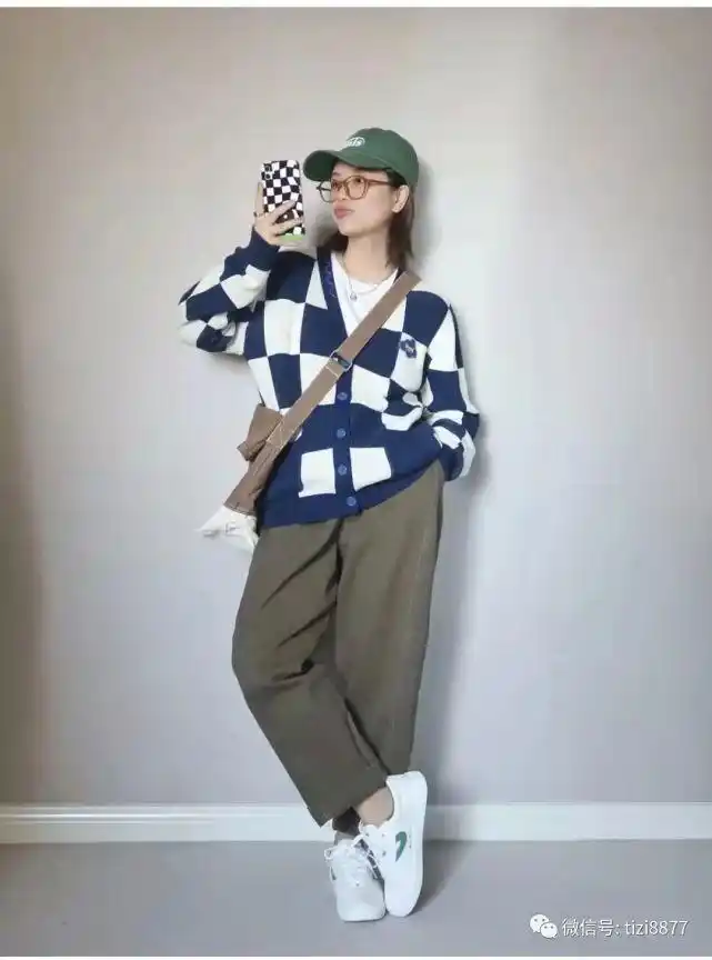 那么,军绿色裤子搭配什么颜色上衣好看呢?接下来就来