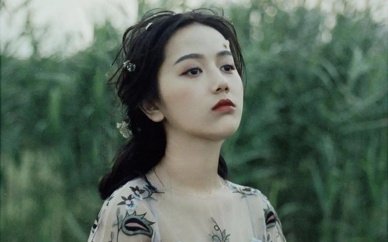 养眼气质美女性感高清桌面壁纸