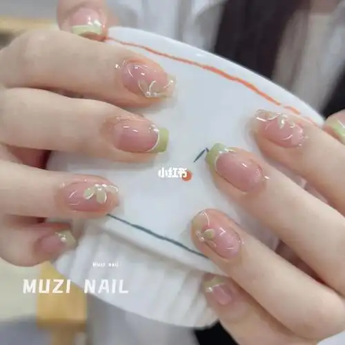 小清新法式美甲是属于夏天的颜色呀巨显白