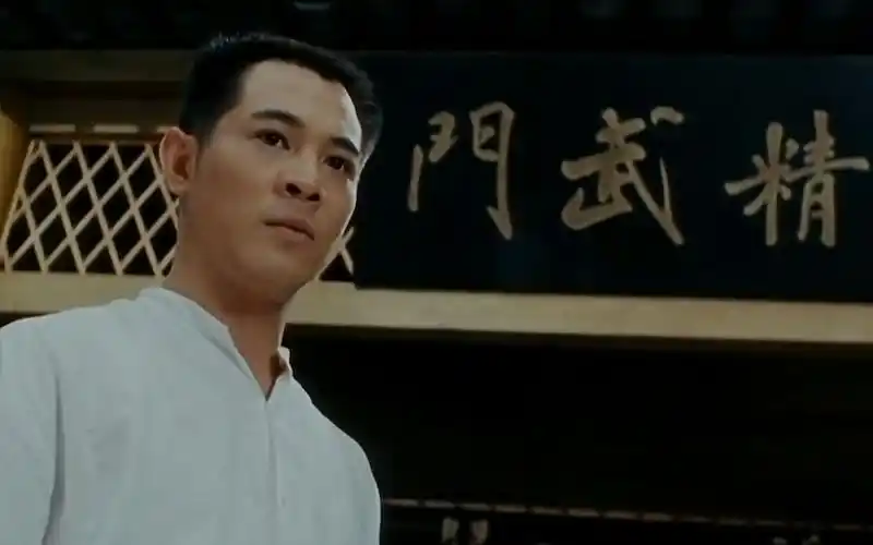 【影视剧解毒】精武英雄:陈真拳劈忍字脚踢东亚病夫,李连杰拳脚打出