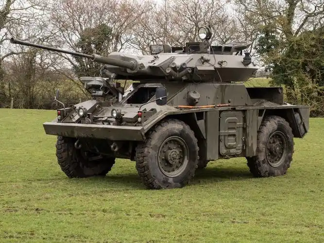 狐狸装甲侦察车,继承小车扛大炮理念,打击火力强悍!