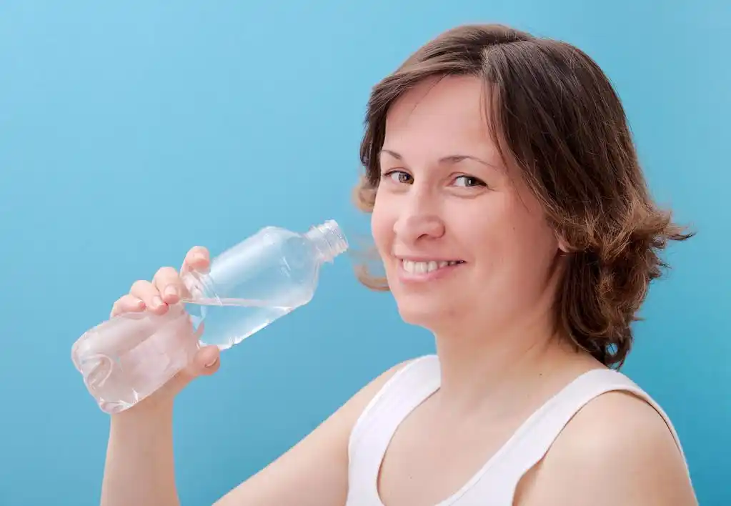 矿泉水瓶的女人,美丽的女人,拿着矿泉水瓶