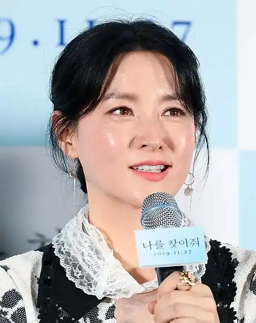 大长今李英爱不显老穿印花长裙如少女一般婴儿肌抢镜