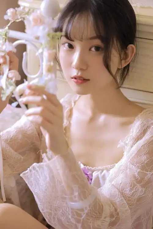 蕾丝睡袍女孩妩媚撩人床上私房照