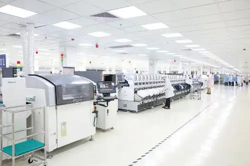 伟创力一期生产线上,工人正在进行操作.