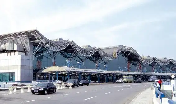 连云港白塔埠机场,航线也很多.辐射的区域也比较广.