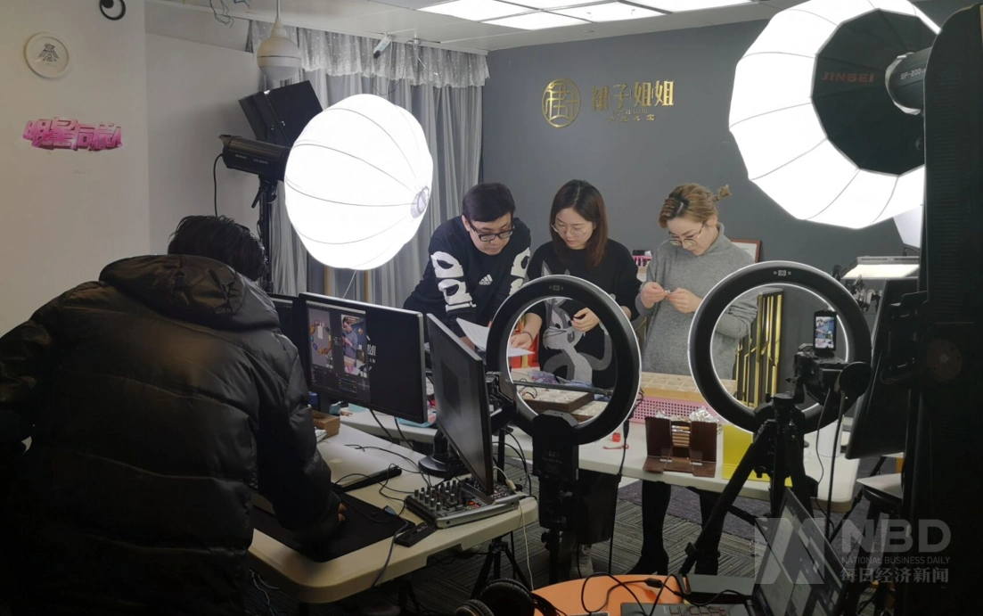 李佳琦们背后机构的野心上万平方米直播间正崛起