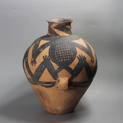 马家窑文化马厂类型神人纹彩陶壶