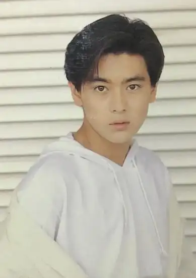 14岁kimi近照曝光,大饼脸塌鼻梁长相随叔叔,体重飙至 170斤! 小小志