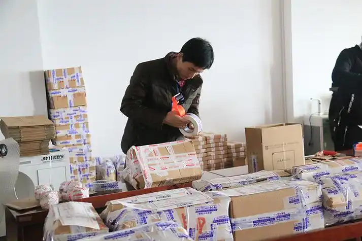 双十一快讯快递小哥发货强云商之家打包忙