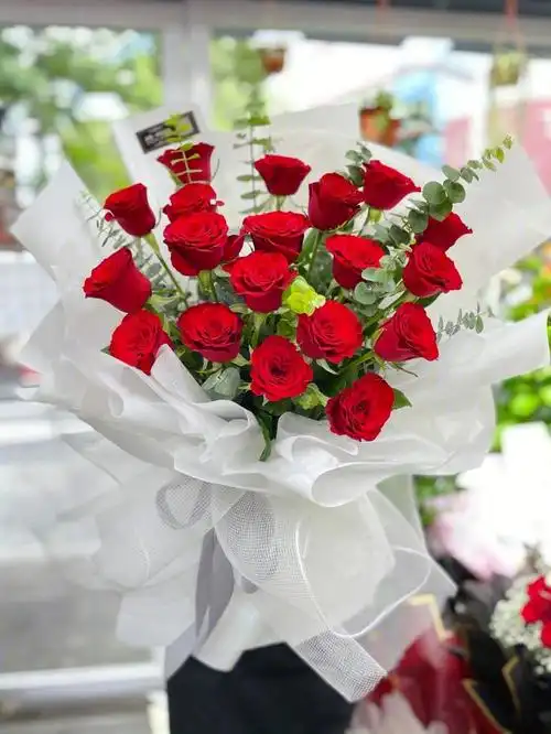 19 朵玫瑰的花语通常有"期待陪伴""永远爱你""一生守候"等含义