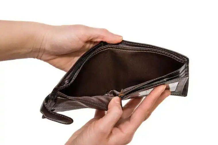 男人手上空空如也的钱包