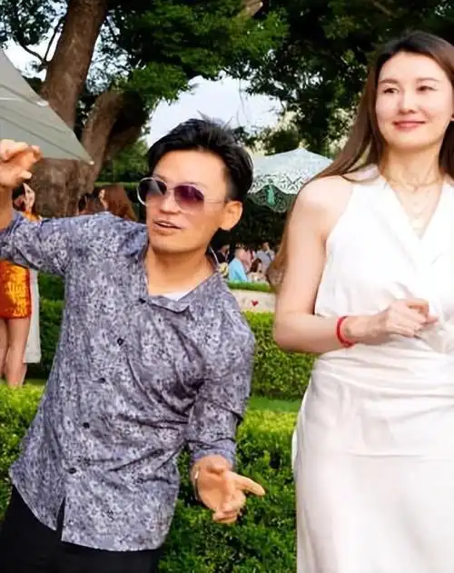 王宝强冯清合体为甄子丹庆祝60岁大寿冯清跳舞动作轻缓被疑怀孕