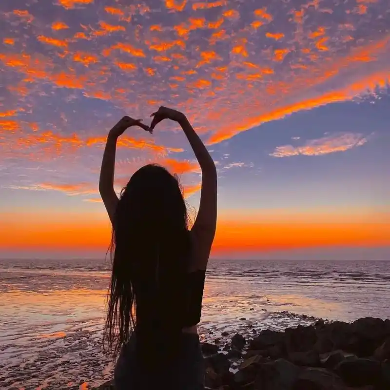 这世上,除了自己,都是别人.#女生头像 #背影女头 #氛围感 - 抖音