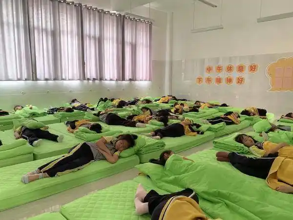 按序号排队,换鞋,进入休息室,找到专属床铺,脱外套,躺下午休……各个