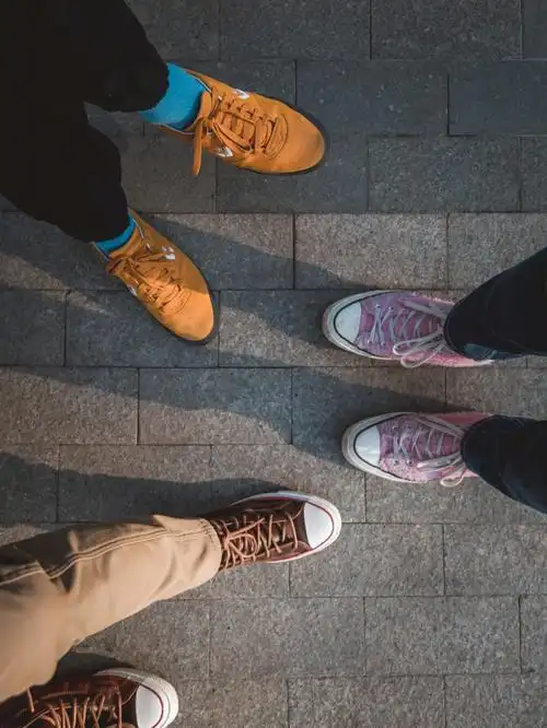 要珍惜愿意和你一起穿匡威伸脚拍合照的朋友