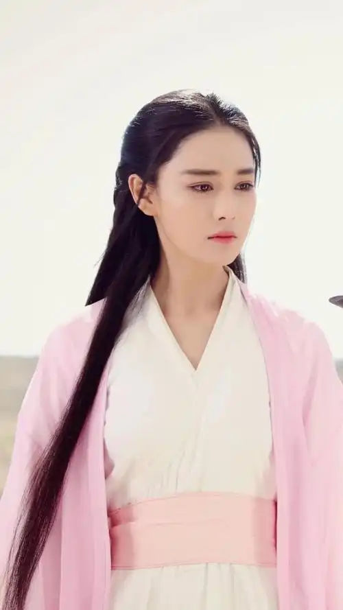 林允的薰儿就如一个泼妇,少了一点清新脱俗,让人感觉颜值太过于一般了