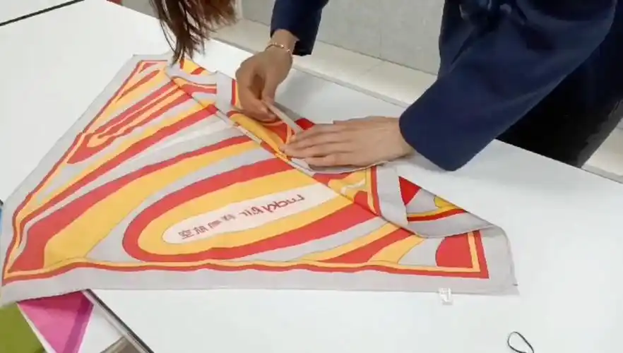 云南万通城轨专业老师教叠丝巾 百褶花16615