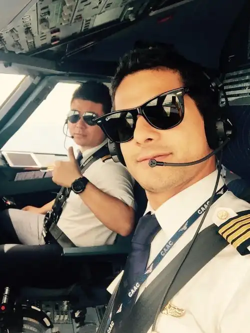 换下制服的他和一般的大男孩没什么两样,干净利落的短发,搭配黑色墨镜